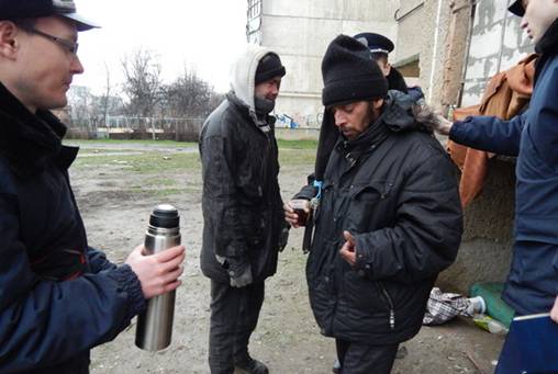 Ужгородські правоохоронці допомагають безхатькам пережити зиму Ужгородські правоохоронці допомагають безхатькам пережити зиму