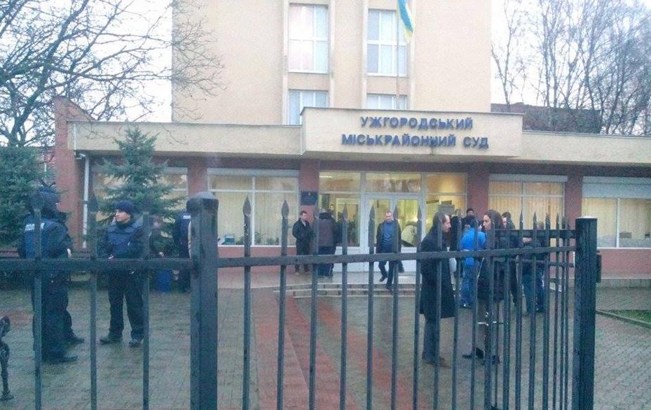Суд над бійцями "Правого сектору" перенесли до іншої зали Суд над бійцями "Правого сектору" перенесли до іншої зали