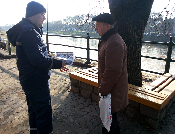 Рятувальники вчать закарпатців, як безпечно купатись на Водохреща Рятувальники вчать закарпатців, як безпечно купатись на Водохреща