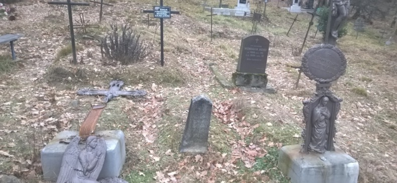 У Хусті вандали знищили намогильний хрест, якому більше 140 років У Хусті вандали знищили намогильний хрест, якому більше 140 років