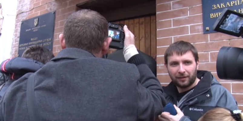 У мережі з’явилось відео того, як нардепи намагалися потрапити до ужгородського СІЗО У мережі з’явилось відео того, як нардепи намагалися потрапити до ужгородського СІЗО