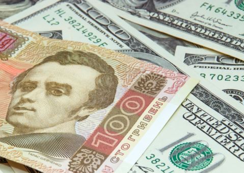 На валютному ринку Мукачева долар можна придбати за 27,50 грн На валютному ринку Мукачева долар можна придбати за 27,50 грн