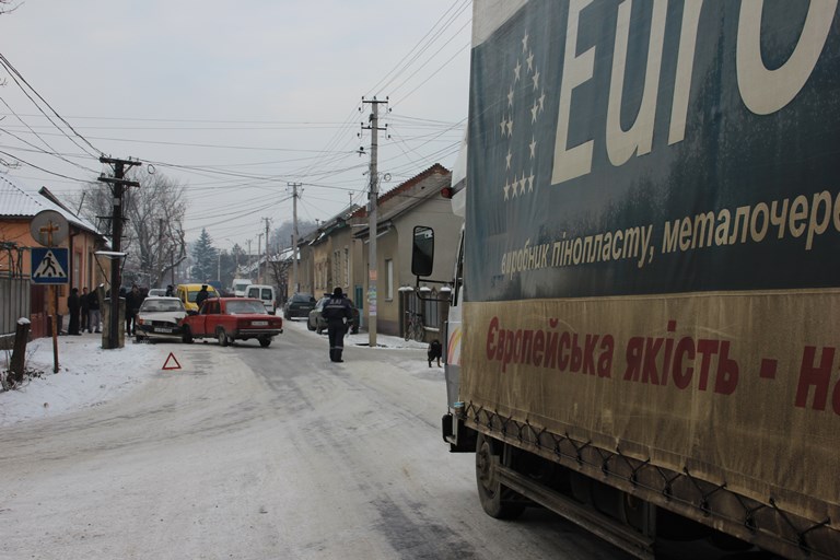 ДТП у Виноградові: зіткнулись ВАЗ та "Ауді" ДТП у Виноградові: зіткнулись ВАЗ та "Ауді"