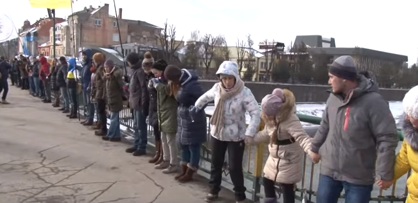 Ужгородці утворили ланцюг єднання до Дня Соборності України Ужгородці утворили ланцюг єднання до Дня Соборності України