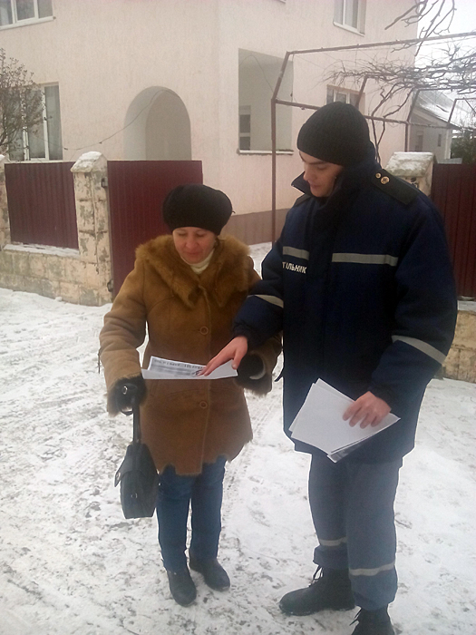 У Чопі рятувальники вчили громадян правилам пожежної безпеки У Чопі рятувальники вчили громадян правилам пожежної безпеки