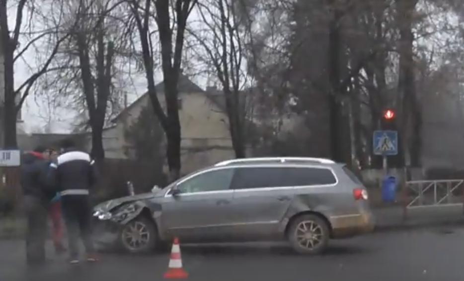 В Ужгороді зіткнулись дві іномарки В Ужгороді зіткнулись дві іномарки