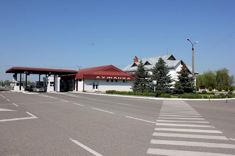 На митному посту "Лужанка" затримали інспектора-хабарника На митному посту "Лужанка" затримали інспектора-хабарника