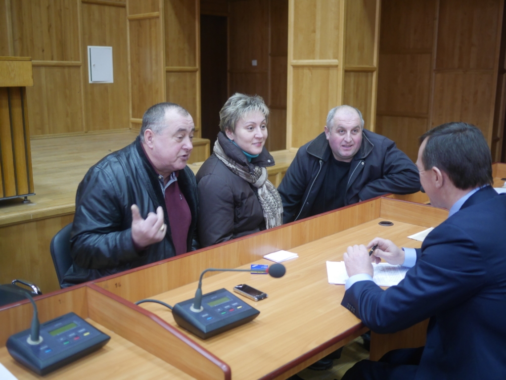 Четверо підприємців готові продовжити торгівлю у дерев’яних будиночках у центрі Ужгорода Четверо підприємців готові продовжити торгівлю у дерев’яних будиночках у центрі Ужгорода