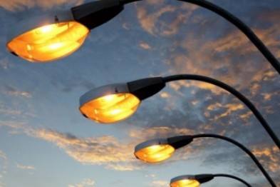 У деяких вулицях Ужгорода відновлюють вуличне освітлення У деяких вулицях Ужгорода відновлюють вуличне освітлення