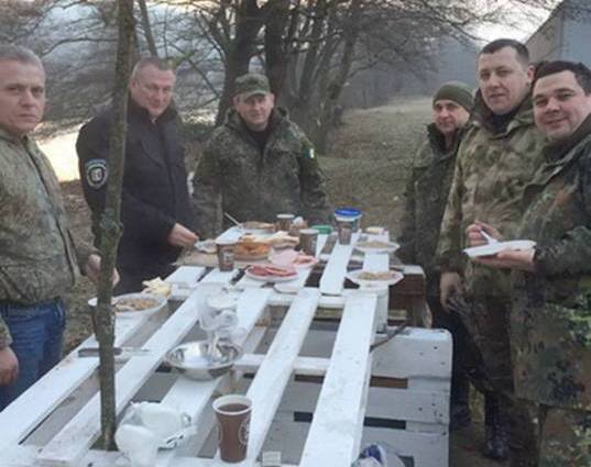 Після ранкового "чаювання" з керівником закарпатської поліції, тиловики покращили харчування спецназівців Після ранкового "чаювання" з керівником закарпатської поліції, тиловики покращили харчування спецназівців