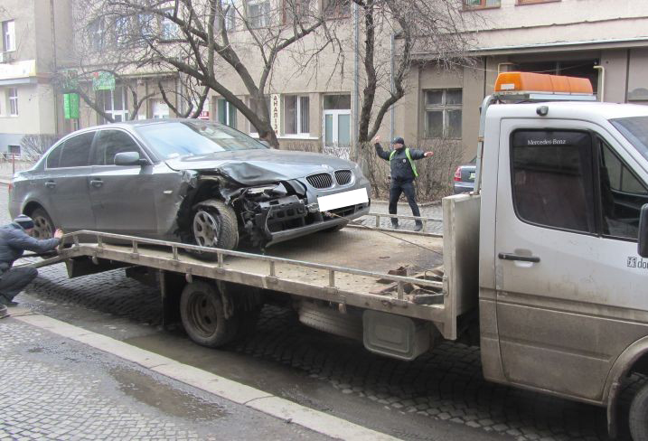 В Ужгороді "BMW" в’їхало у два автомобілі. Водій з місця пригоди втік В Ужгороді "BMW" в’їхало у два автомобілі. Водій з місця пригоди втік
