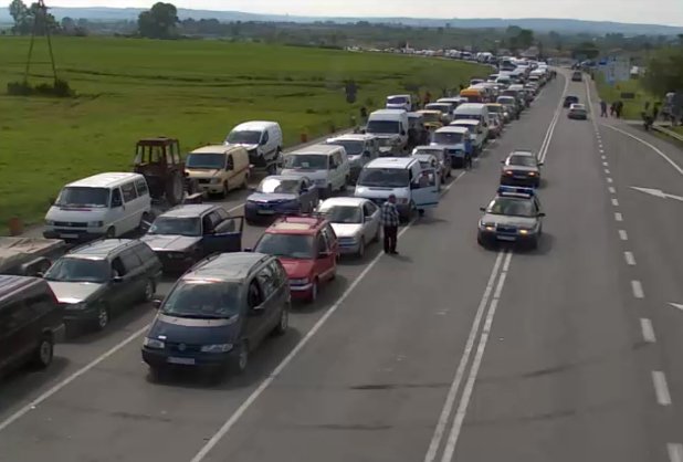 Закарпатські митники пояснили, чому на кордоні утворюються великі черги Закарпатські митники пояснили, чому на кордоні утворюються великі черги