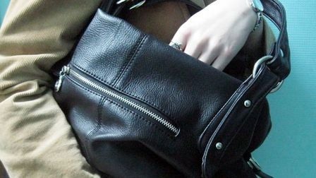 На ринку із сумочки ужгородки вкрали 1000 доларів і 4000 гривень На ринку із сумочки ужгородки вкрали 1000 доларів і 4000 гривень