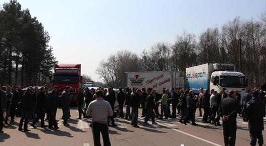 На Свалявщині підприємці перекрили трасу "Київ-Чоп" На Свалявщині підприємці перекрили трасу "Київ-Чоп"