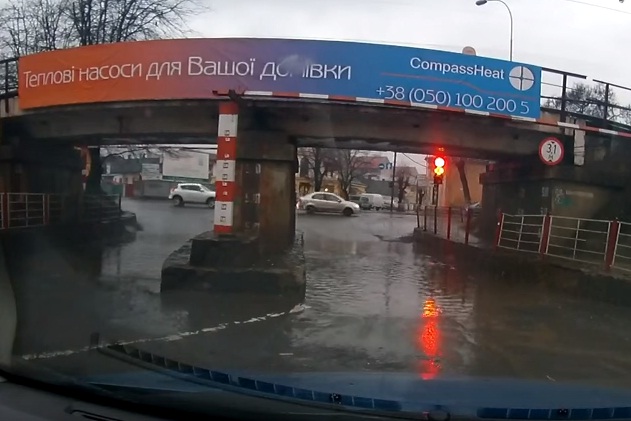 Ужгородські водії не по своїй волі вимушені "купати" автомобілі в болоті Ужгородські водії не по своїй волі вимушені "купати" автомобілі в болоті