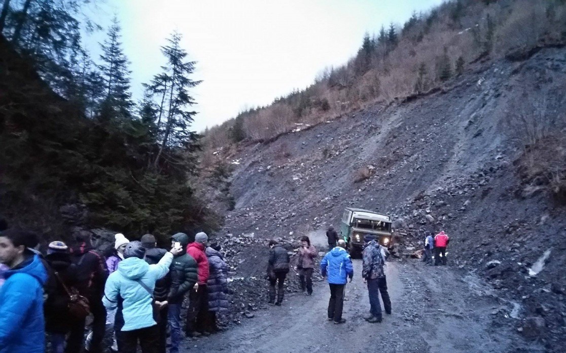 Вночі дорогу на Драгобрат завалило камінням Вночі дорогу на Драгобрат завалило камінням