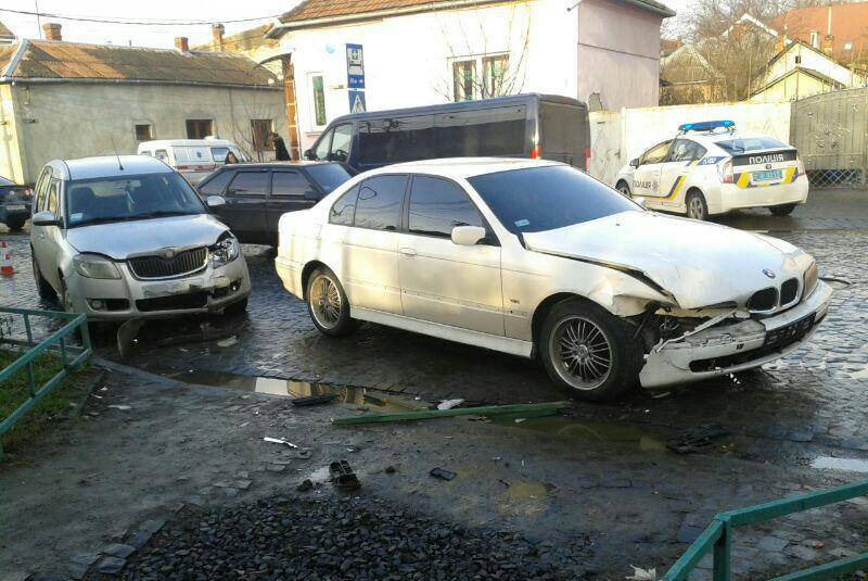 У Мукачеві нетверезий водій зі шприцем у кишені потрапив у ДТП У Мукачеві нетверезий водій зі шприцем у кишені потрапив у ДТП