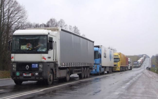 Лідери "Ведмежої блокади" погодились пропустити російські вантажівки через територію України Лідери "Ведмежої блокади" погодились пропустити російські вантажівки через територію України