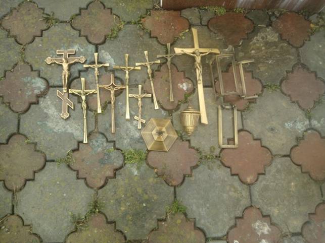 На Іршавщині невідомі вандали обікрали кладовище На Іршавщині невідомі вандали обікрали кладовище