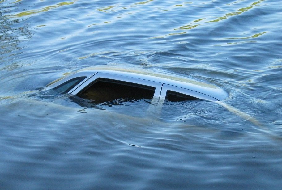 Водолази досі шукають тіло чоловіка, автомобіль якого через жахливу ДТП впав у річку Водолази досі шукають тіло чоловіка, автомобіль якого через жахливу ДТП впав у річку