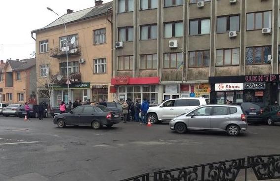 На площі Петефі в обласному центрі сталась ДТП за участі кількох авто На площі Петефі в обласному центрі сталась ДТП за участі кількох авто