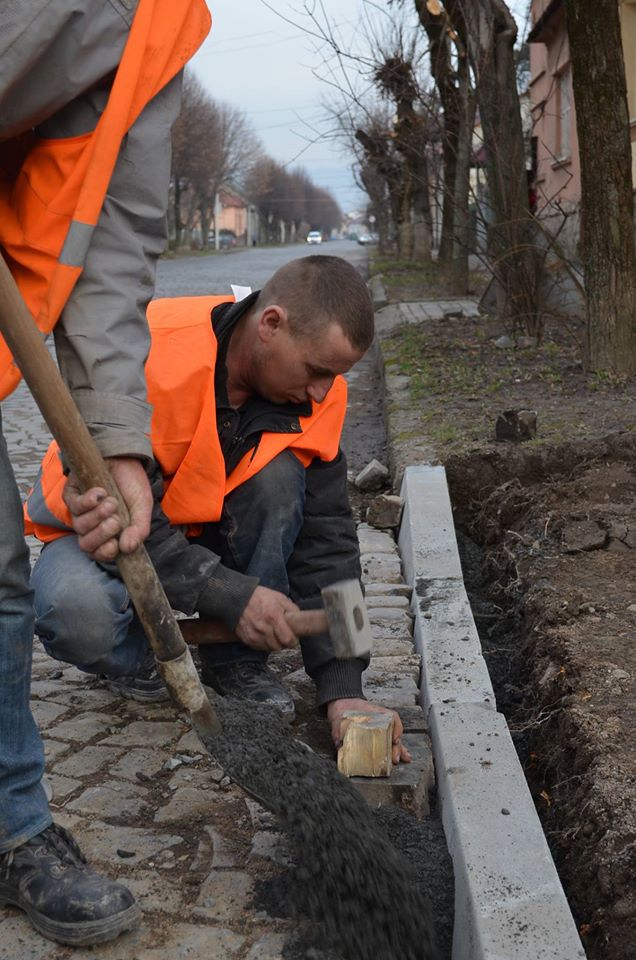 На ремонт тротуарів Мукачівська міська влада виділила понад 1 млн гривень На ремонт тротуарів Мукачівська міська влада виділила понад 1 млн гривень