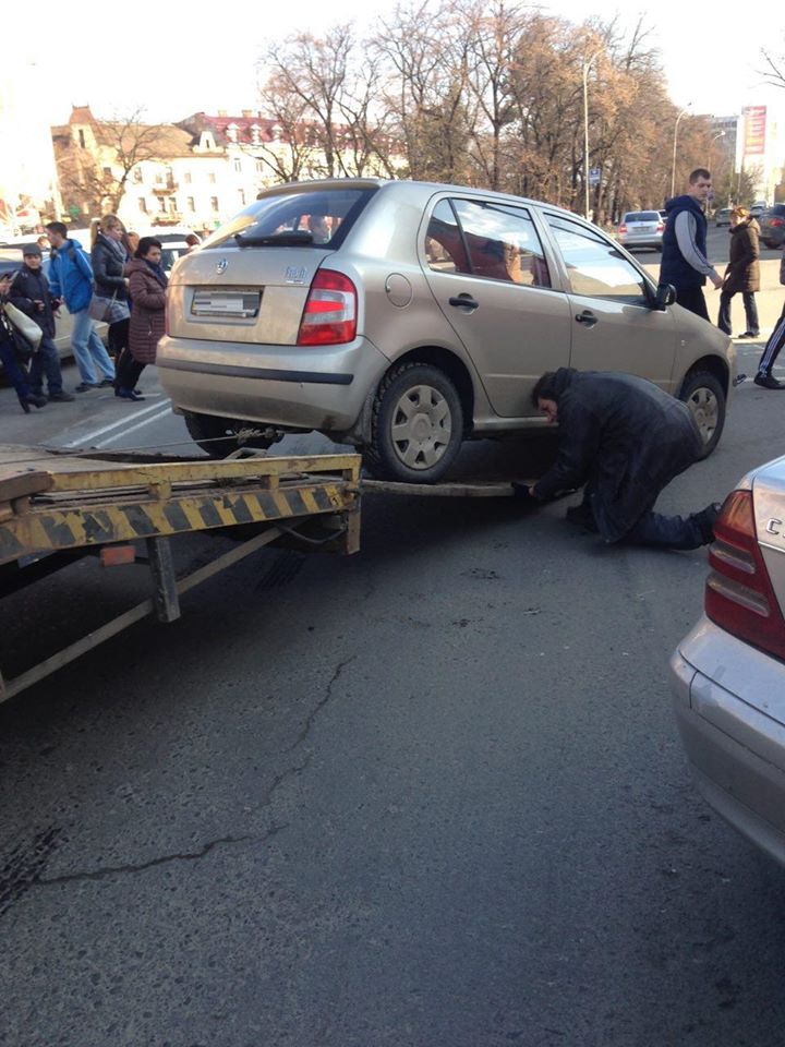 Припарковану у центрі Ужгорода "Шкоду" евакуювали з пішоходного переходу Припарковану у центрі Ужгорода "Шкоду" евакуювали з пішоходного переходу