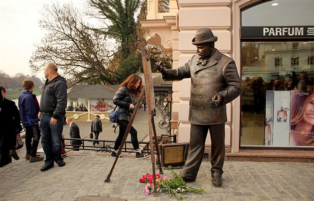Щодо вандалів, які розмістили рекламу на пам’ятнику Рошковичу в Ужгороді, склали адмінпротокол Щодо вандалів, які розмістили рекламу на пам’ятнику Рошковичу в Ужгороді, склали адмінпротокол