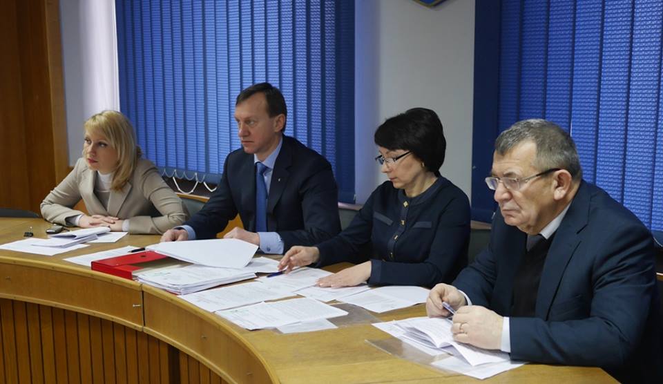 Ужгородський міськвиконком передав у власність 13 родин квартири Ужгородський міськвиконком передав у власність 13 родин квартири
