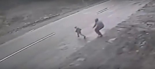 Мати 4-річного хлопчика, якого збила машина, сказала лікарям, що він упав зі сходів Мати 4-річного хлопчика, якого збила машина, сказала лікарям, що він упав зі сходів