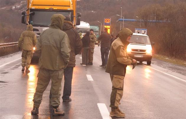 Активісти "Ведмежої блокади" готові до рішучих дій, якщо буде відновлено транзит російських вантажівок Активісти "Ведмежої блокади" готові до рішучих дій, якщо буде відновлено транзит російських вантажівок