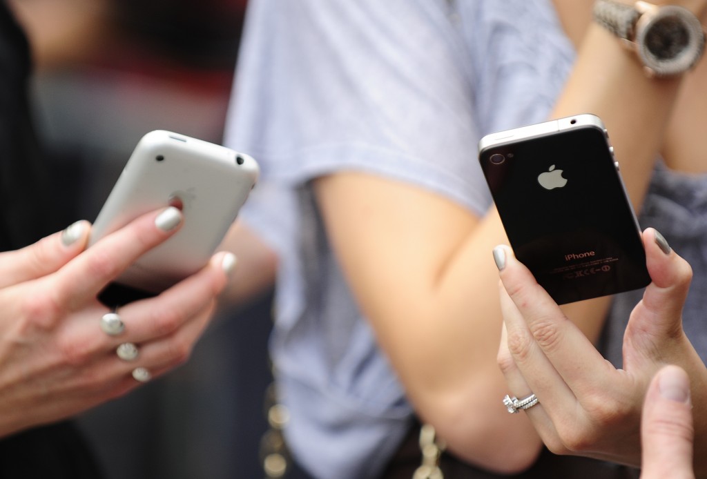Невідомий, в момент розмови, вирвав з рук студентки iPhone Невідомий, в момент розмови, вирвав з рук студентки iPhone