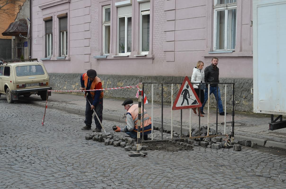 У Мукачеві взялися за ремонт вулиці Горького У Мукачеві взялися за ремонт вулиці Горького