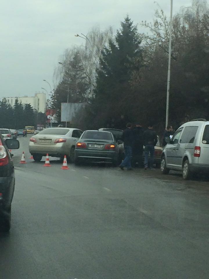 На проспекті Свободи в Ужгороді сталась потрійна ДТП На проспекті Свободи в Ужгороді сталась потрійна ДТП