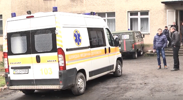 Медики розповіли, як роми вчинили напад на автомобіль швидкої допомоги Медики розповіли, як роми вчинили напад на автомобіль швидкої допомоги