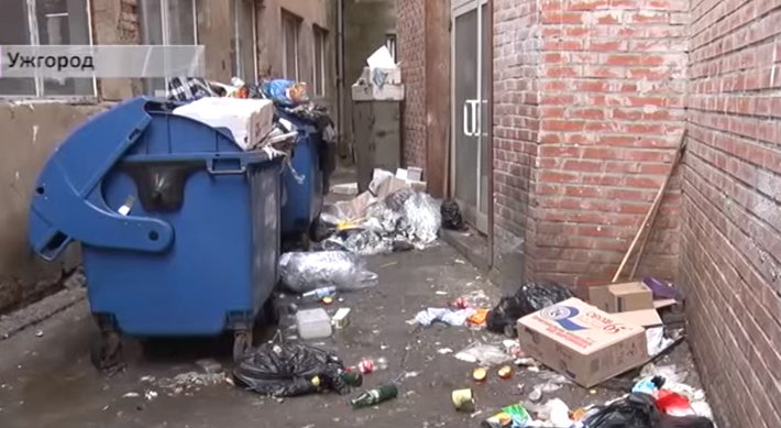 Конфлікт торгового центру та стоматологічної поліклініки призвів до смороду у центрі Ужгорода Конфлікт торгового центру та стоматологічної поліклініки призвів до смороду у центрі Ужгорода