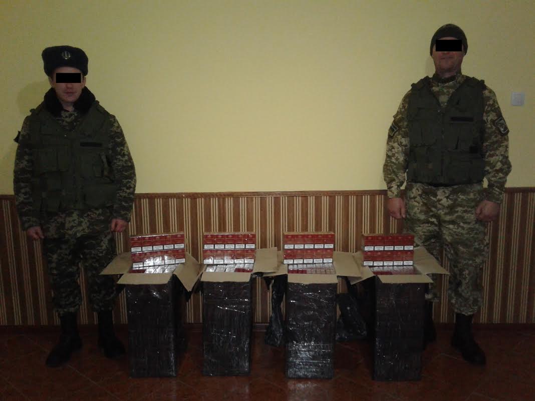 Прикордонники затримали контрабандистів із майже двома тисячами пачок сигарет Прикордонники затримали контрабандистів із майже двома тисячами пачок сигарет