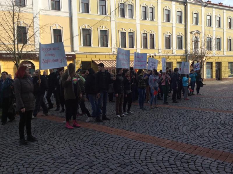 У центрі Мукачева вигукують "Палачінту нам не треба" та "Ганьба". Протестувальники вимагають зустрічі із Балогою У центрі Мукачева вигукують "Палачінту нам не треба" та "Ганьба". Протестувальники вимагають зустрічі із Балогою