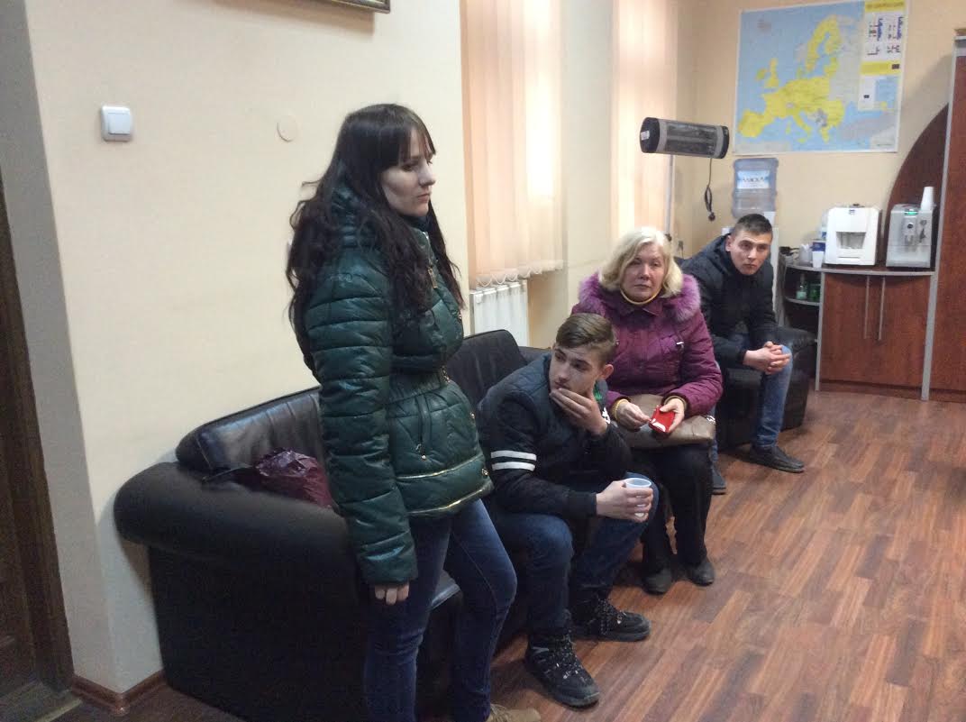 Кілька викладачів та студентів прорвались у будівлю ратуші і вимагають зустрічі із Балогою Кілька викладачів та студентів прорвались у будівлю ратуші і вимагають зустрічі із Балогою