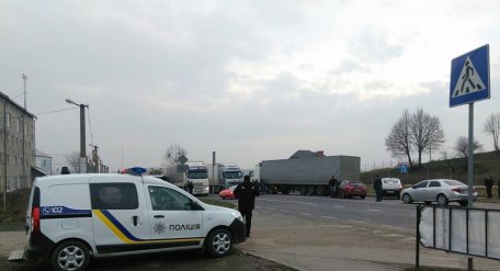 На Львівщині закарпатські далекобійники перекрили трасу На Львівщині закарпатські далекобійники перекрили трасу