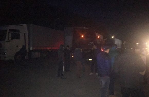 На Львівщині виник інцидент із трьома вантажівками, які їхали із Закарпаття На Львівщині виник інцидент із трьома вантажівками, які їхали із Закарпаття