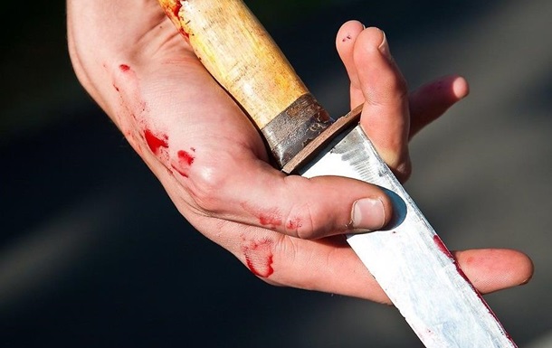 Патрульні поліцейські Мукачева намагались врятувати чоловіка, який отримав ножові поранення Патрульні поліцейські Мукачева намагались врятувати чоловіка, який отримав ножові поранення