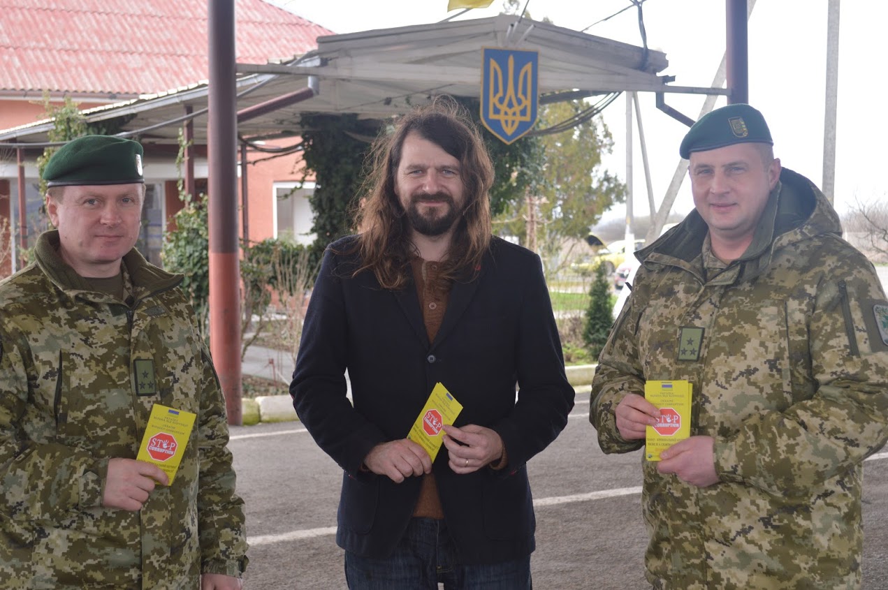 Прикордонники спільно із лідером гурту "Рокаш" роздавали "антикорупційні" флаєри Прикордонники спільно із лідером гурту "Рокаш" роздавали "антикорупційні" флаєри