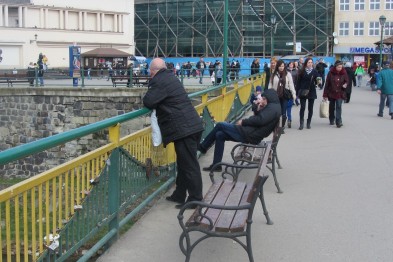 На пішохідному мості у центрі Ужгорода з’явились лавиці На пішохідному мості у центрі Ужгорода з’явились лавиці