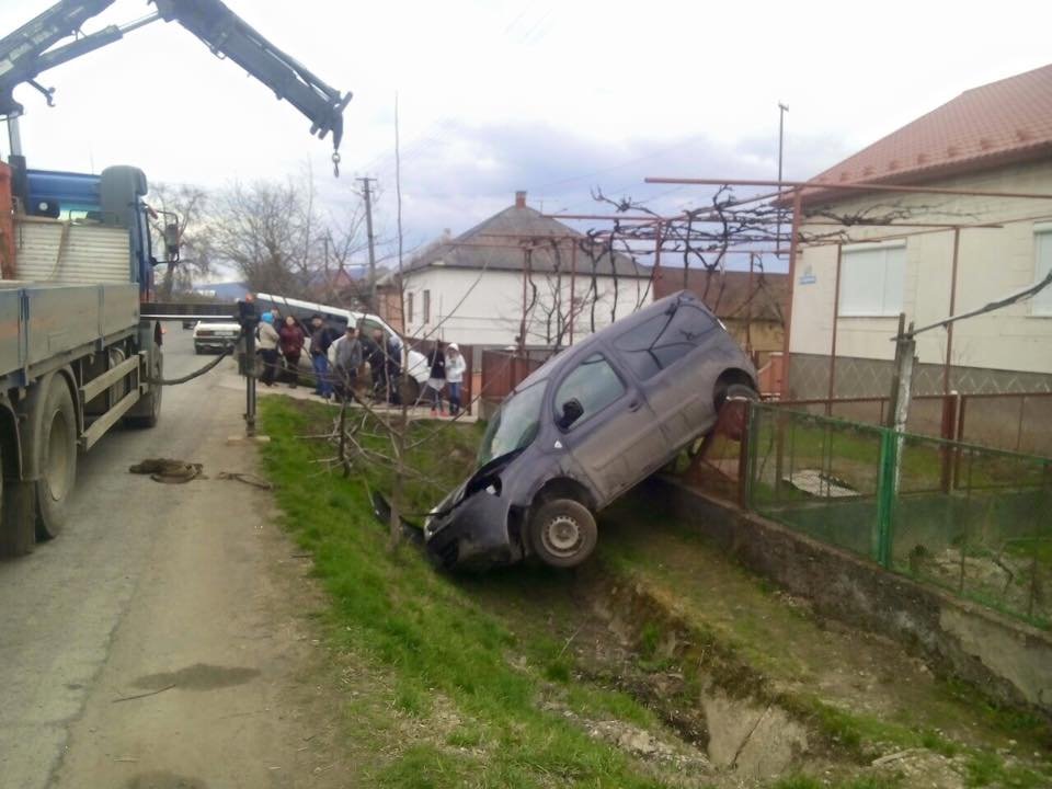 На Виноградівщині в результаті ДТП авто повисло на огорожі. Водій нарікає на погану дорогу На Виноградівщині в результаті ДТП авто повисло на огорожі. Водій нарікає на погану дорогу