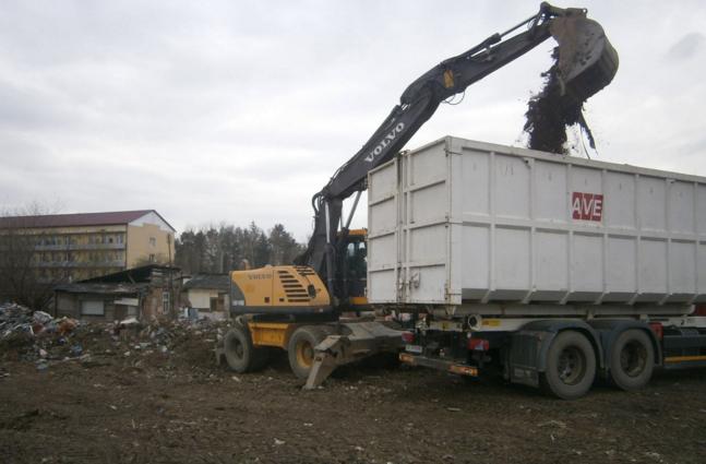 На вулиці Тімірязєва в Ужгороді ліквідовують багаторічне стихійне сміттєзвалище На вулиці Тімірязєва в Ужгороді ліквідовують багаторічне стихійне сміттєзвалище