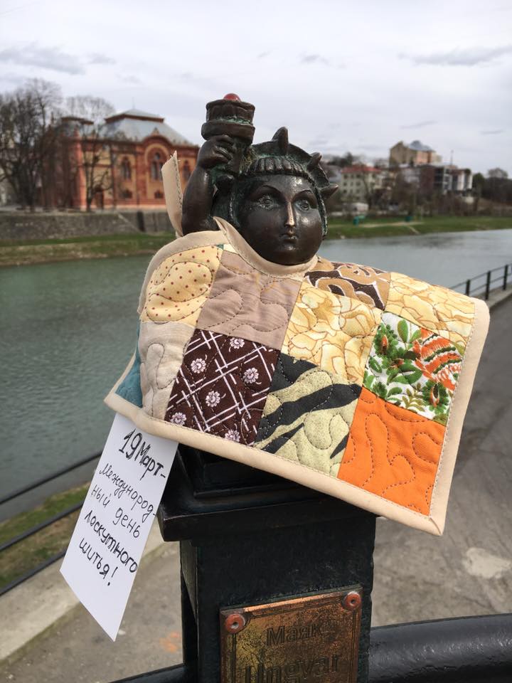 Ужгородську Свободку одягнули в клаптиковий одяг Ужгородську Свободку одягнули в клаптиковий одяг