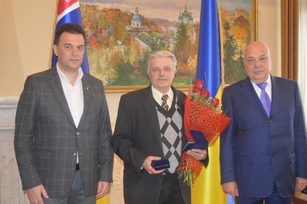 Керівники краю привітали письменника Василя Густі з 65-річчям Керівники краю привітали письменника Василя Густі з 65-річчям