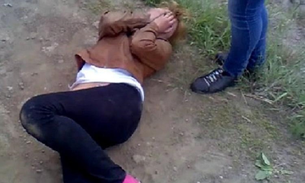 В Ужгороді молодий хлопець врятував дівчину від трьох зловмисників В Ужгороді молодий хлопець врятував дівчину від трьох зловмисників