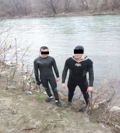 У Великому Бичкові прикордонники затримали двох «водолазів» та 10 ящиків сигарет У Великому Бичкові прикордонники затримали двох «водолазів» та 10 ящиків сигарет
